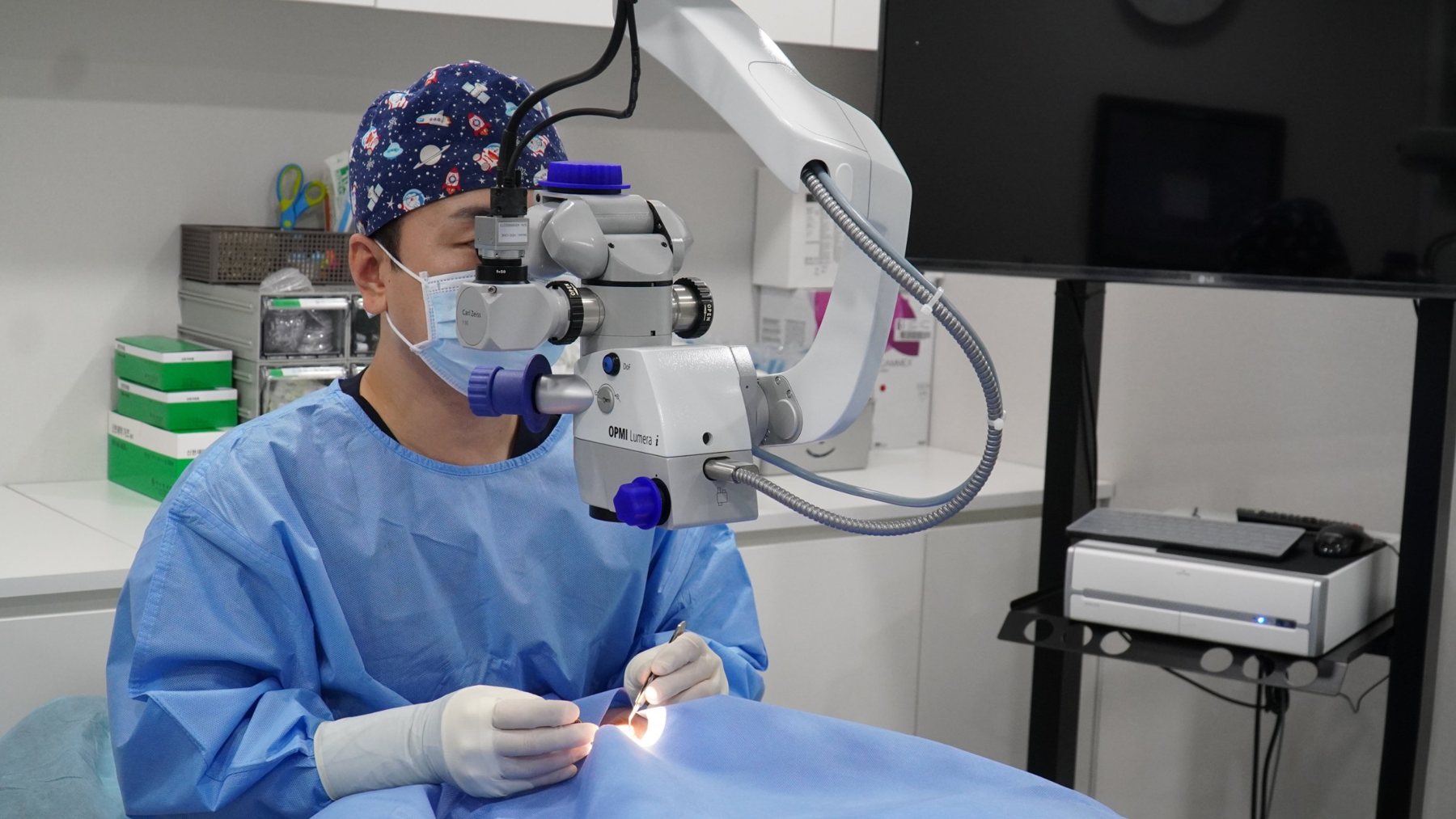 Dr. Dong Won Paik performing cataract surgery